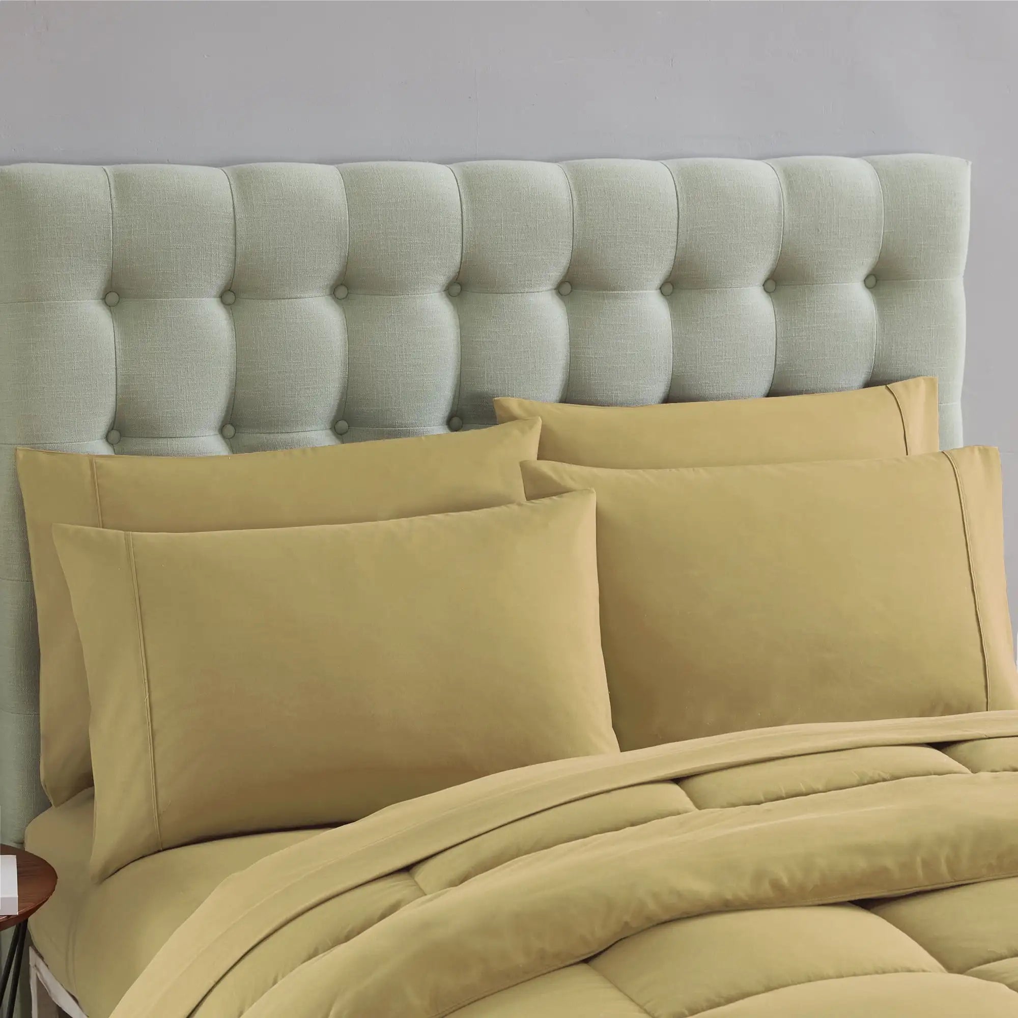 Yelina Comforter Set